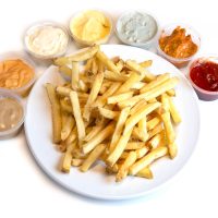 Patatas fritas con salsa a elegir